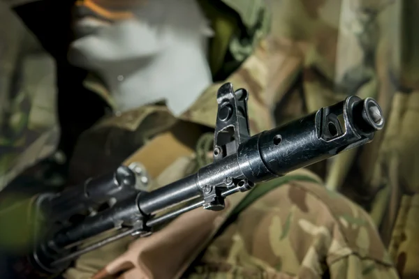 Schaufensterpuppe in Militäruniform Soldat mit Helm und Maschine — Stockfoto