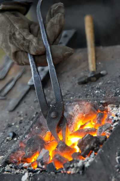 Herramientas de herrero - alicates, martillo en el yunque febril — Foto de Stock