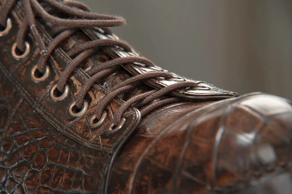 Chaussures pour hommes en cuir faites de lacets en cuir de crocodile — Photo