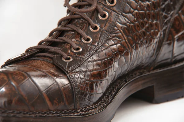 Chaussures pour hommes en cuir faites de lacets en cuir de crocodile — Photo