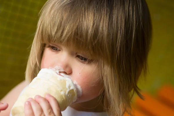 Ragazzina mangiare gelato e un po 'sporchi . — Foto Stock