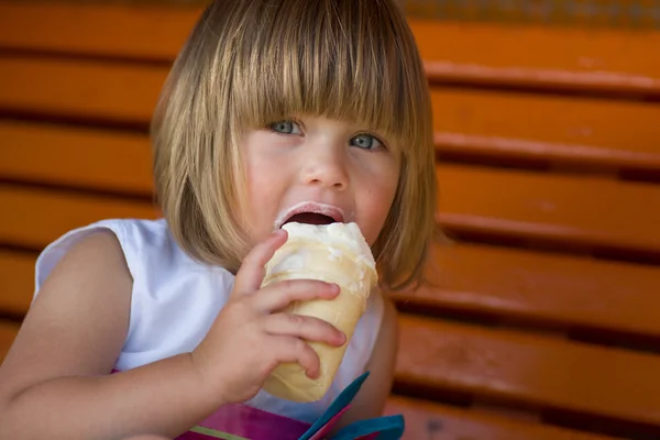 Ragazzina mangiare gelato e un po 'sporchi . — Foto Stock