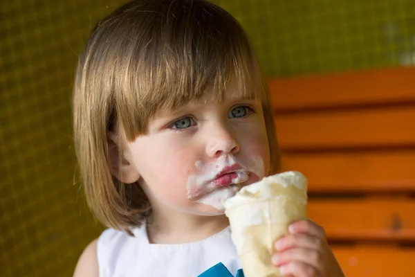 Ragazzina mangiare gelato e un po 'sporchi . — Foto Stock