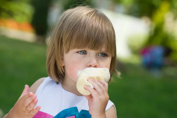 Menina comendo sorvete e um pouco sujo . — Fotografia de Stock