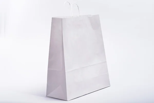 White paper bag med handtag på vit bakgrund — Stockfoto