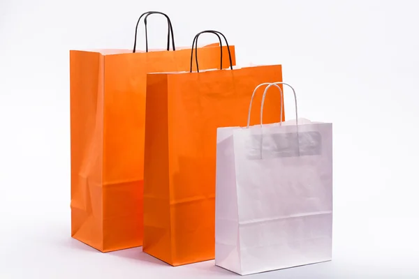 Orange och vita papper shoppingväska med handtag på vit bakgrund — Stockfoto