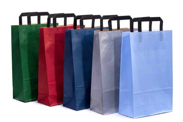 Kolları beyaz bir arka plan üzerinde renkli kağıt alışveriş çantası — Stok fotoğraf