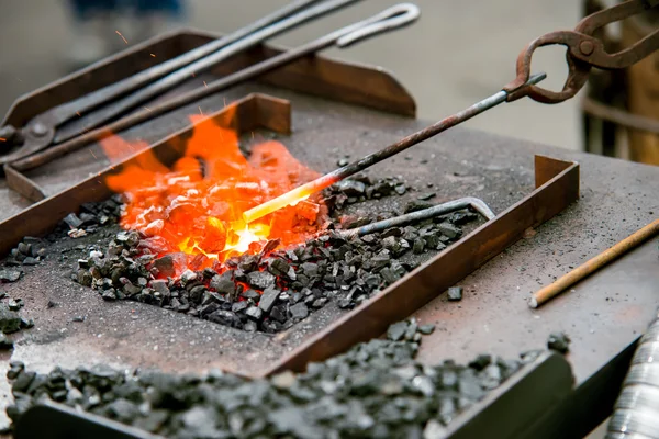 Sıcak alev alev yanan forge araçları — Stok fotoğraf