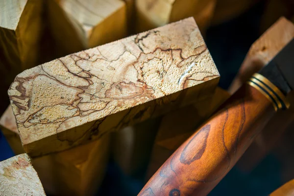 Jagdmesser auf Holzklötzen liegend (Rohlinge Sticks) — Stockfoto