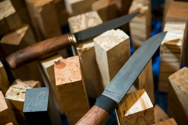 Couteau de chasse couché sur des blocs de bois (bâtons blancs ) — Photo