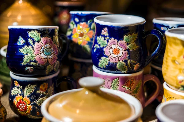 Tazas de cerámica de colores con patrones florales ucraniano — Foto de Stock