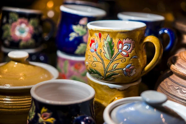 Copos coloridos de cerâmica com padrões florais ucraniano — Fotografia de Stock