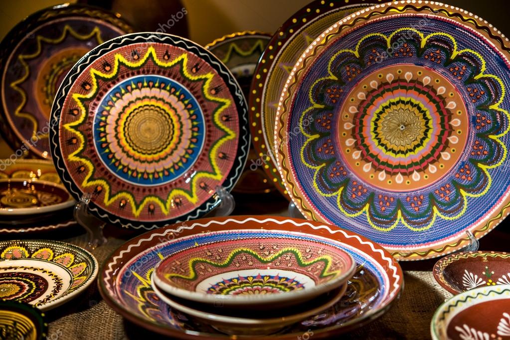 Ceramic plates decorated with beautiful ethnic ornament — Stock