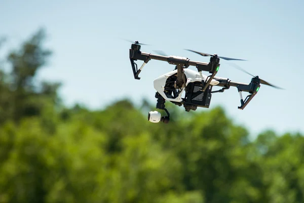 Drone Quadrocopter в польоті — стокове фото