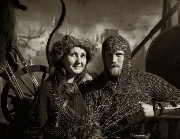 Парень и девушка лучник рыцарь в средневековой кольчуге и доспехах — стоковое фото