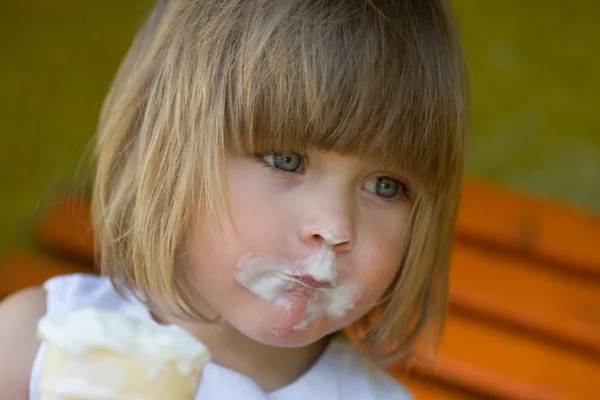 Ragazzina mangiare gelato in un becher — Foto Stock