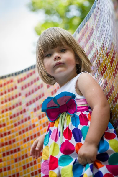 공원, 놀이터에서 어린 소녀 여름 — 스톡 사진