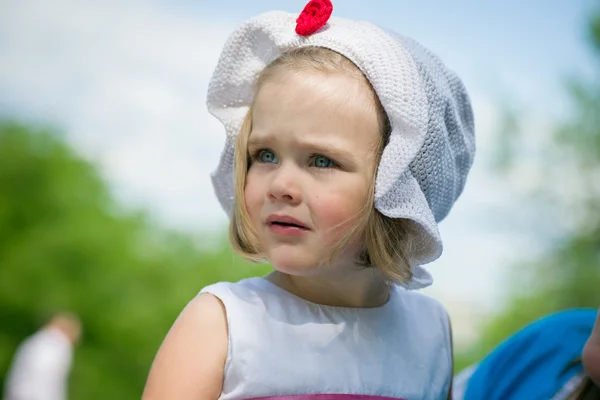 Маленькая девочка в платье и Панама прогулка в парке — стоковое фото