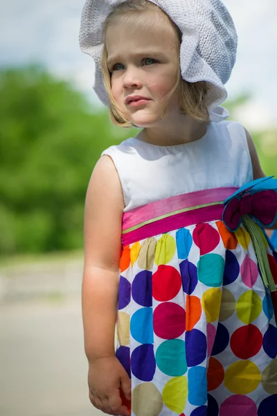 Bambina in abito e panama passeggia nel parco — Foto Stock