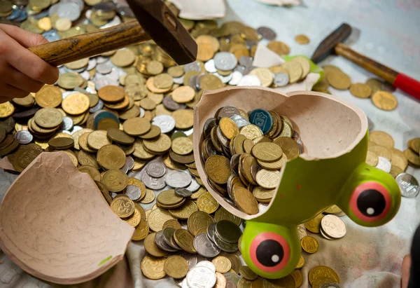 Keramische piggy bank gebroken. Metalen glimmende munten. — Stockfoto