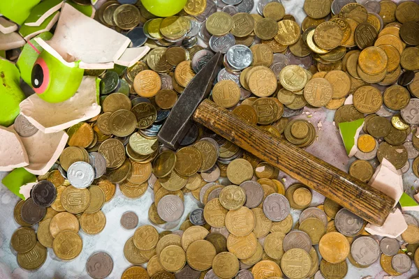 Керамічний Розбитий Скарбничка Металеві Блискучі Монети — стокове фото