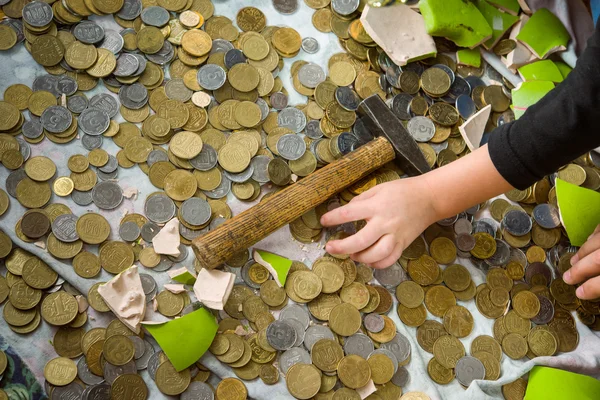 As crianças acreditam e consideram a moeda de um centavo quebrado . — Fotografia de Stock