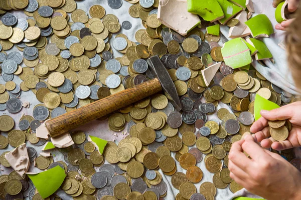 Los niños creen y consideran la moneda de un centavo roto . — Foto de Stock