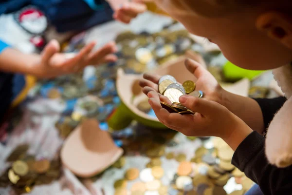 Los niños creen y consideran la moneda de un centavo roto . — Foto de Stock