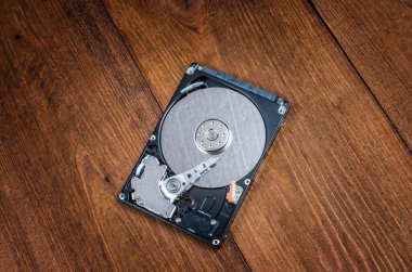 bilgisayar sabit diski ahşap arkaplana yakın çekim