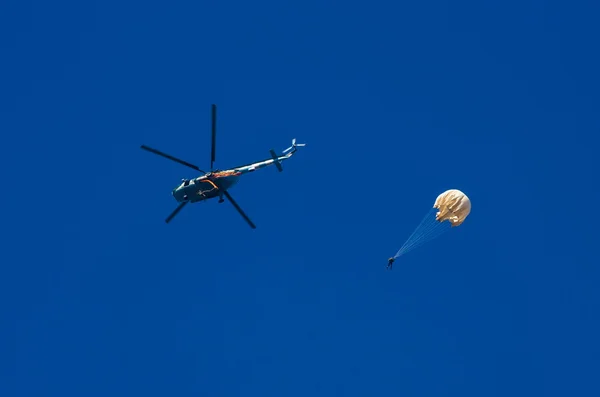 Helicopter and the parachutist — Stock Photo, Image