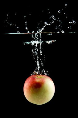 suya düşen elma