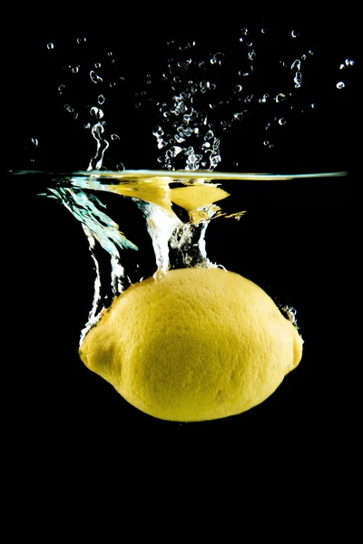 Citron, spadající do vody — Stock fotografie