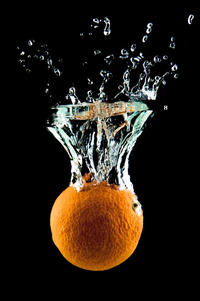 Πορτοκαλί που υπάγονται στο νερό — Φωτογραφία Αρχείου