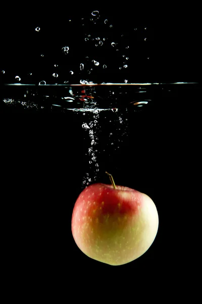 Mela che cade in acqua — Foto Stock