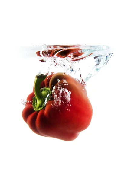 Pepe rosso che cade nell'acqua — Foto Stock