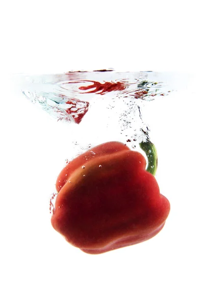 Pepe rosso che cade nell'acqua — Foto Stock