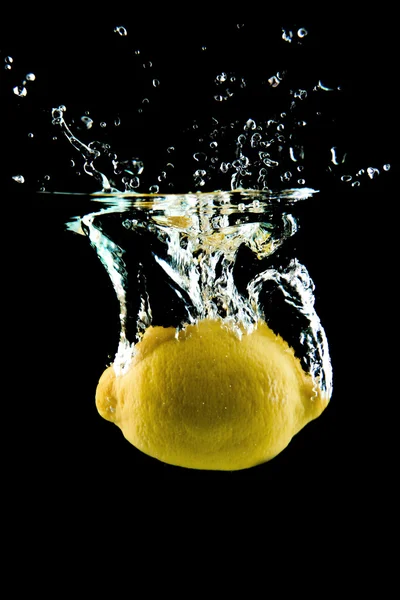 Citron, spadající do vody — Stock fotografie