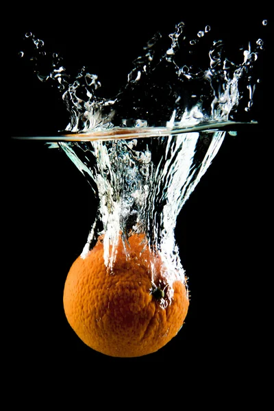 Πορτοκαλί που υπάγονται στο νερό — Φωτογραφία Αρχείου