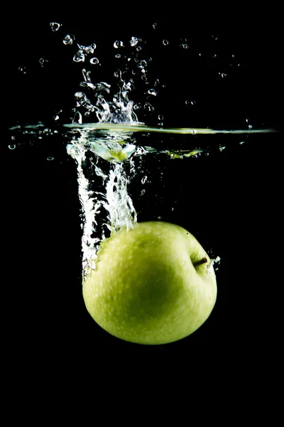 Mela che cade in acqua — Foto Stock