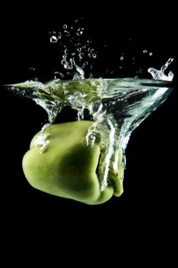 suya düşen yeşil biber