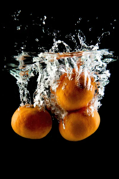 Mandarinka, spadající do vody — Stock fotografie