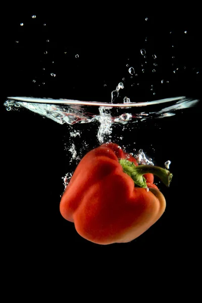 Pepe rosso che cade nell'acqua — Foto Stock