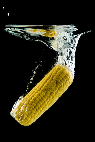 Maíz cayendo en el agua — Foto de Stock