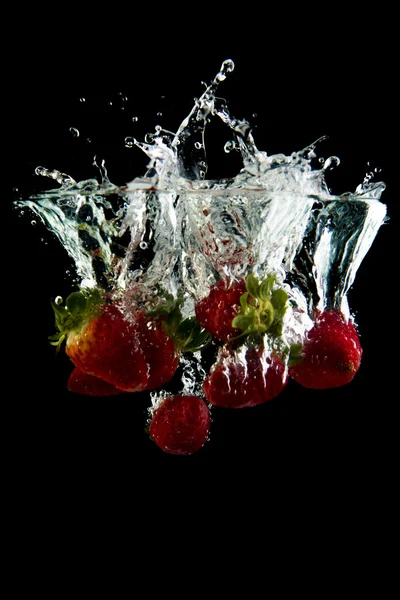 Fragole che cadono in acqua — Foto Stock