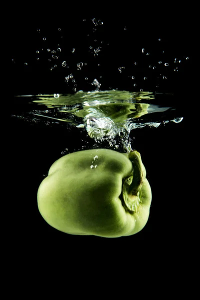 Zelený pepř v vodě — Stock fotografie