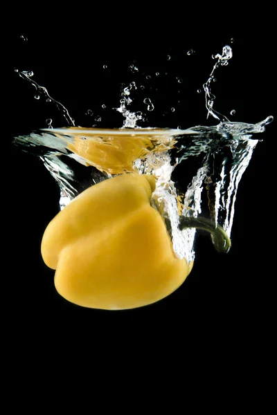Κίτρινη πιπεριά, που υπάγονται στο νερό — Φωτογραφία Αρχείου