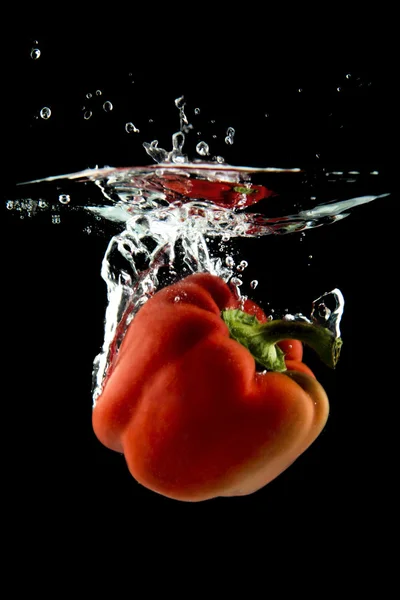 Pepe rosso che cade nell'acqua — Foto Stock