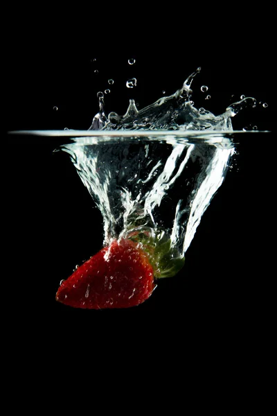 Fragola che cade in acqua — Foto Stock