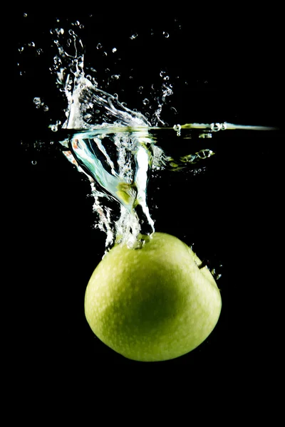 Jablko padá do vody — Stock fotografie