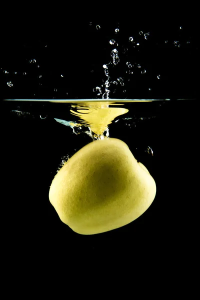 Jablko padá do vody — Stock fotografie
